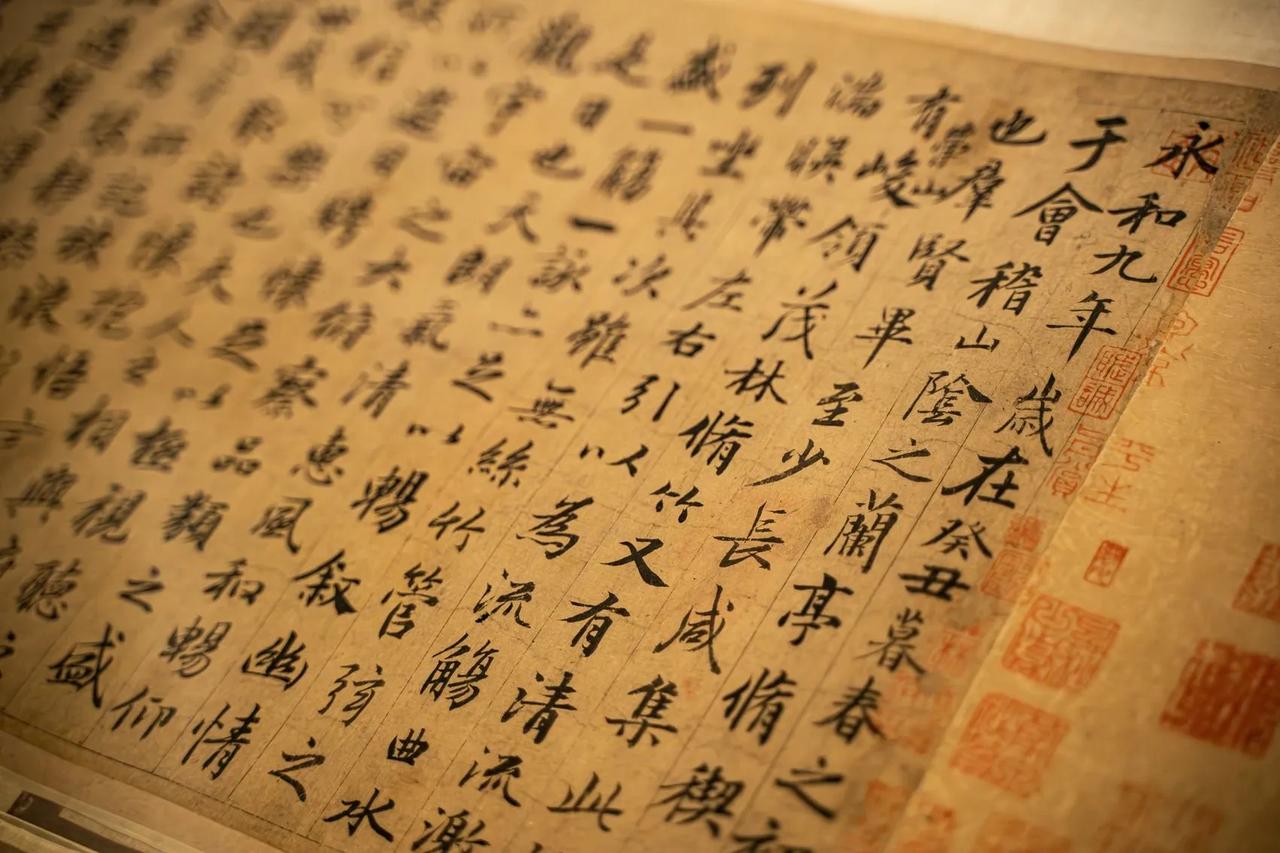 贞观某日，太宗李世民把一卷字帖摊在桌上，召来一群朝廷重臣。不是议政，不是赐宴，是