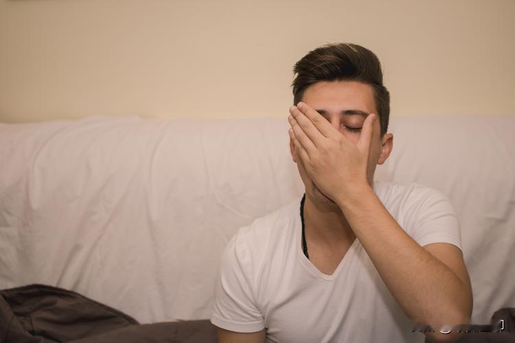 男人不争气，办事太快是底子虚了。
聊聊爷们房事上不争气的事。都说男人最怕"快"字