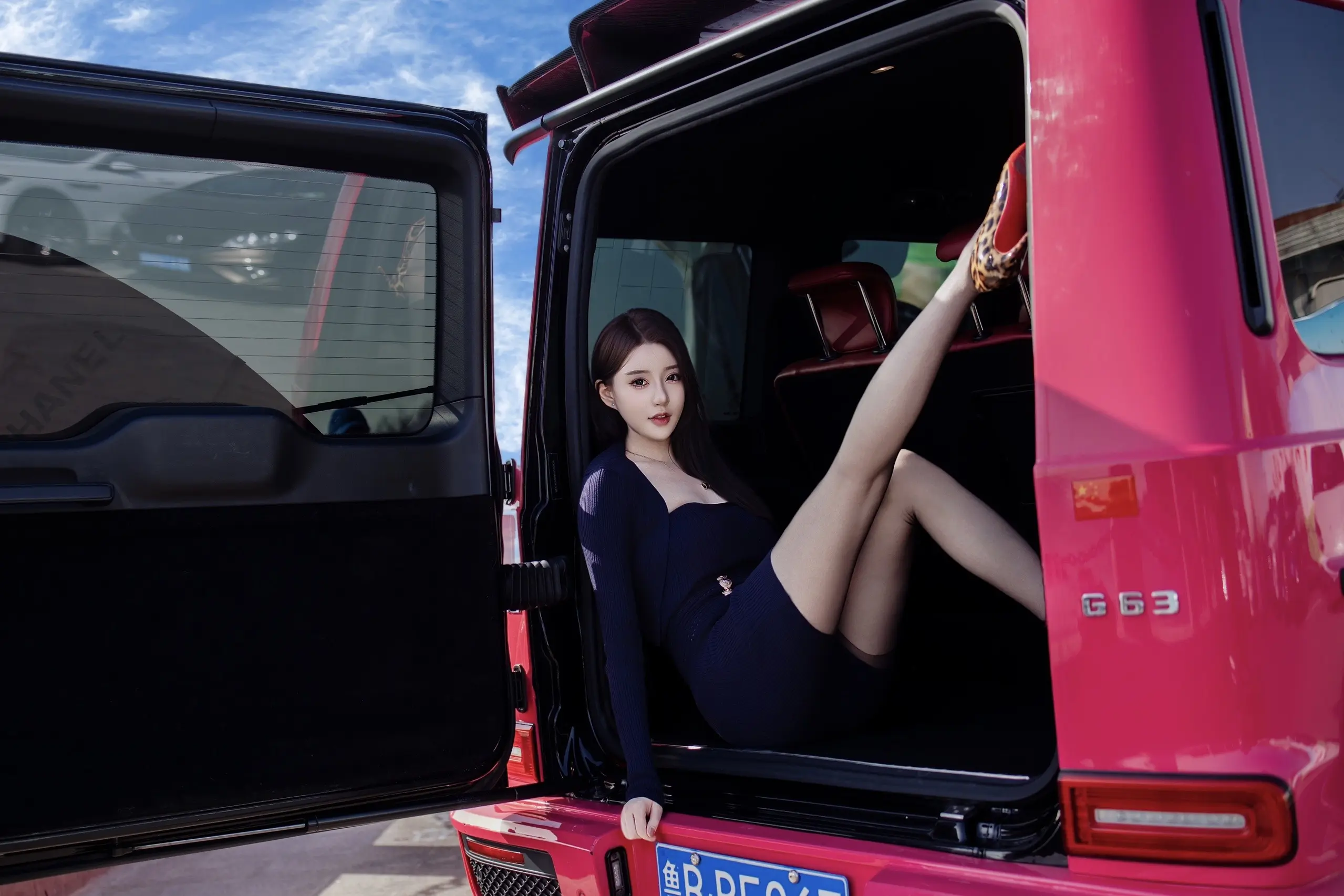 真正的魅力从不是外表的光鲜 而是骨子里的自信与自由