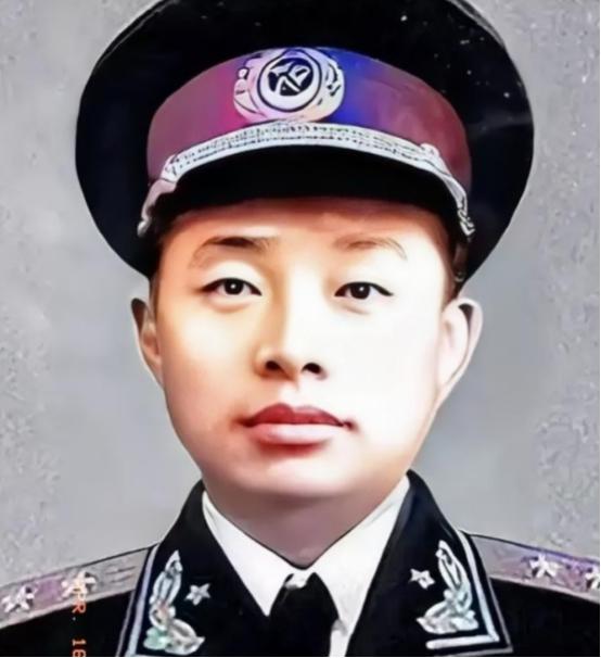 1955年，授衔台上，一张年轻稚嫩的面庞，却肩扛中将军衔，着实令人惊叹，不禁让人
