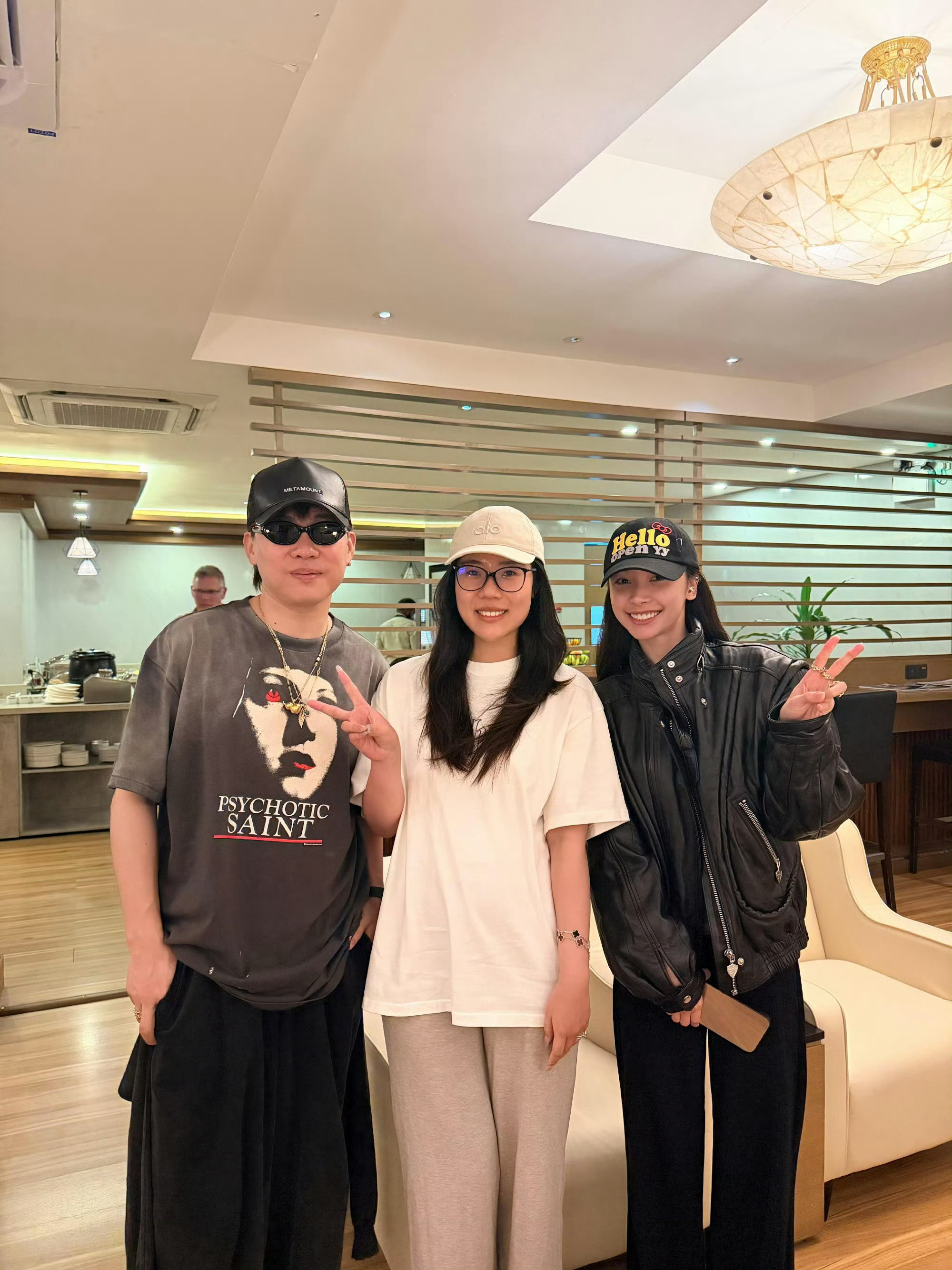 第一次见明星带着素人一起官宣 胡彦斌易梦玲两人看起来都很松弛一点也不像被抓包的样