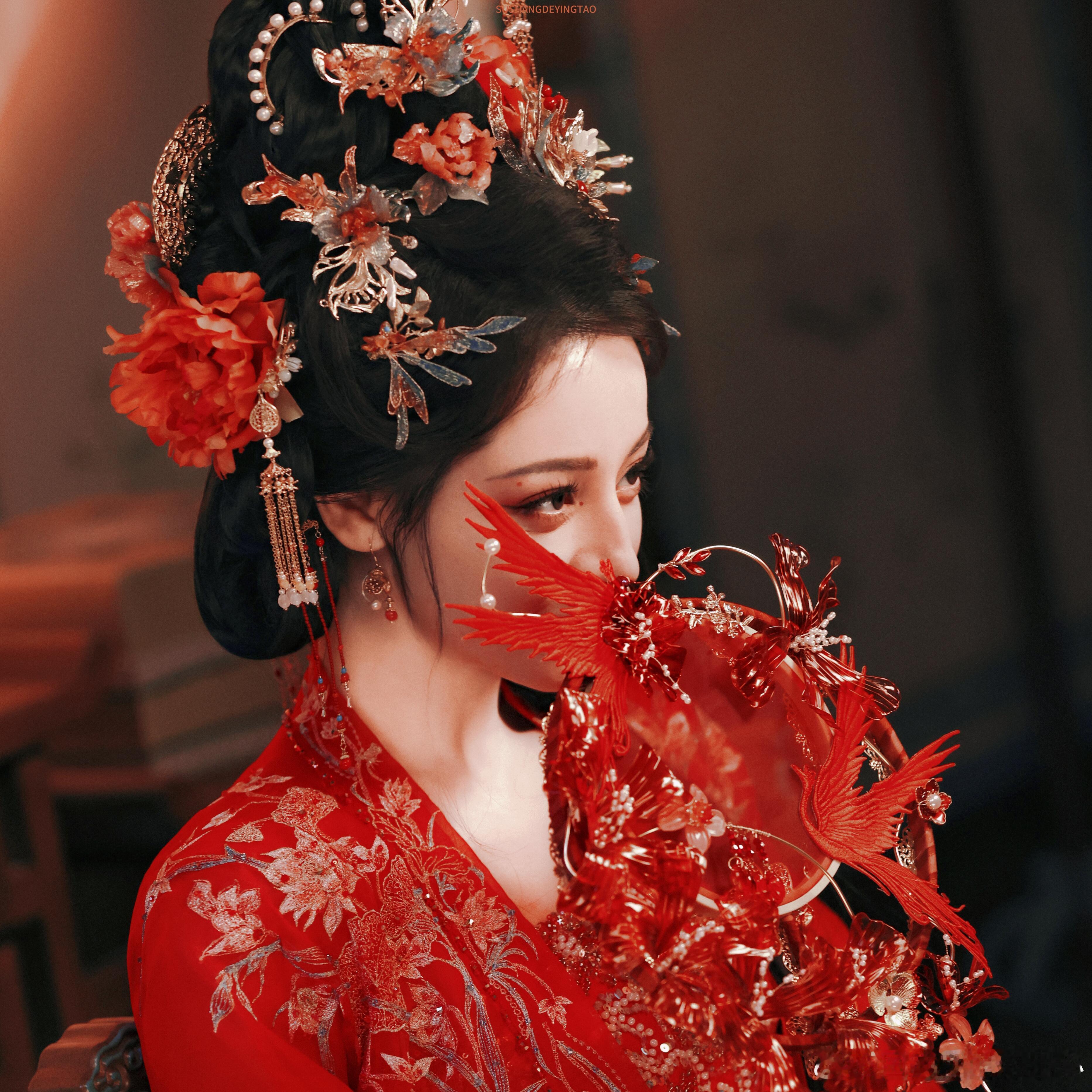 迪丽热巴花魁妆火到AI界了 迪丽热巴这波又美到失语！御姐气场拉满，华丽头饰搭配深