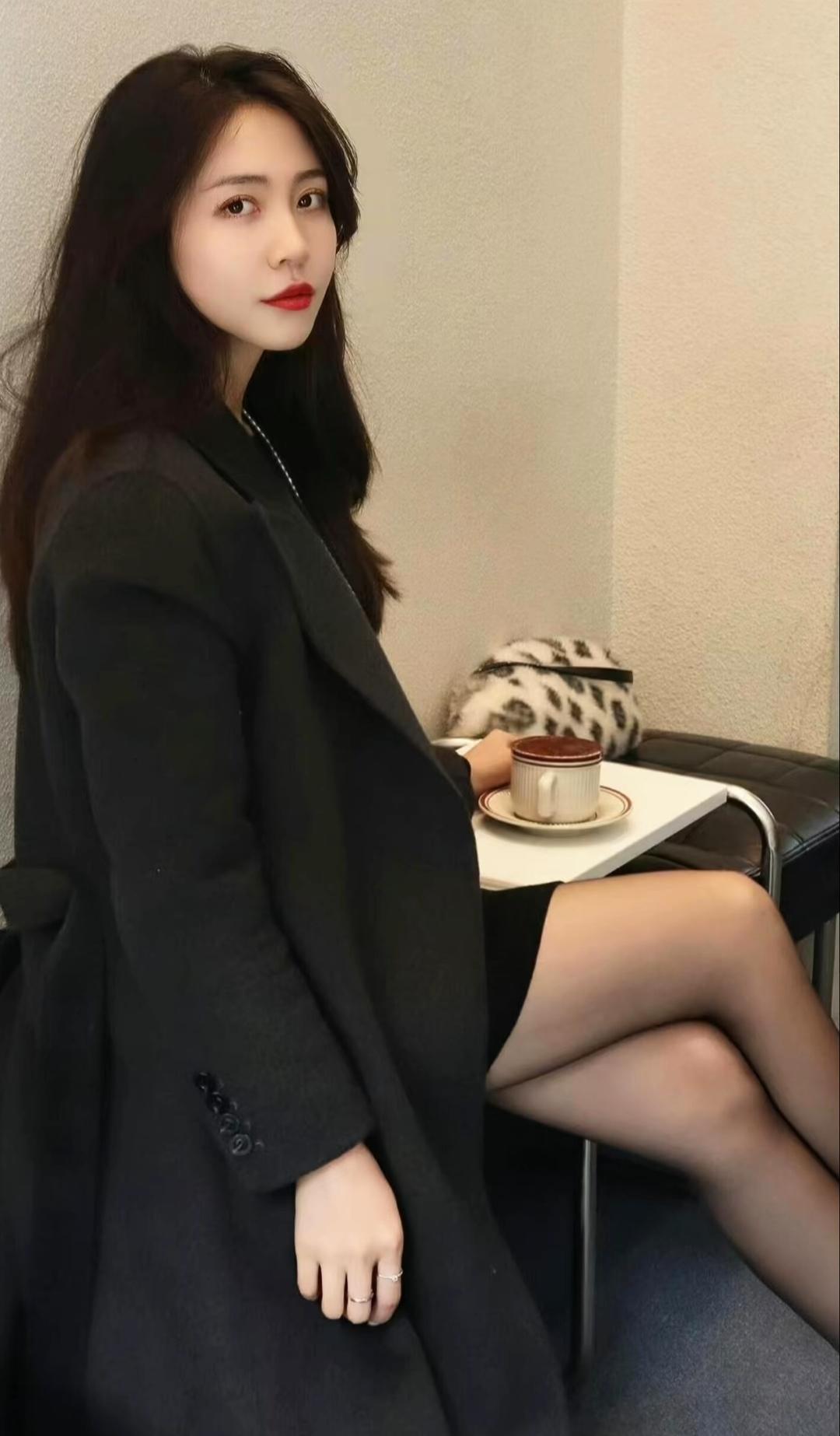 优雅黑裙，咖啡时光，都市女郎的精致生活。