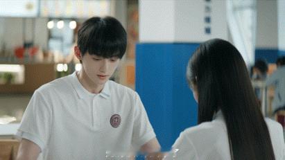 赖伟明的眼神偷偷藏不住天才少女 赖伟明很懂暗恋少年的心境，饰演沈负暄，表面清冷疏