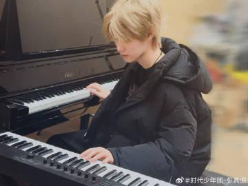 张真源逻辑猫发色张真源晒弹琴图  像逻辑猫的发色 