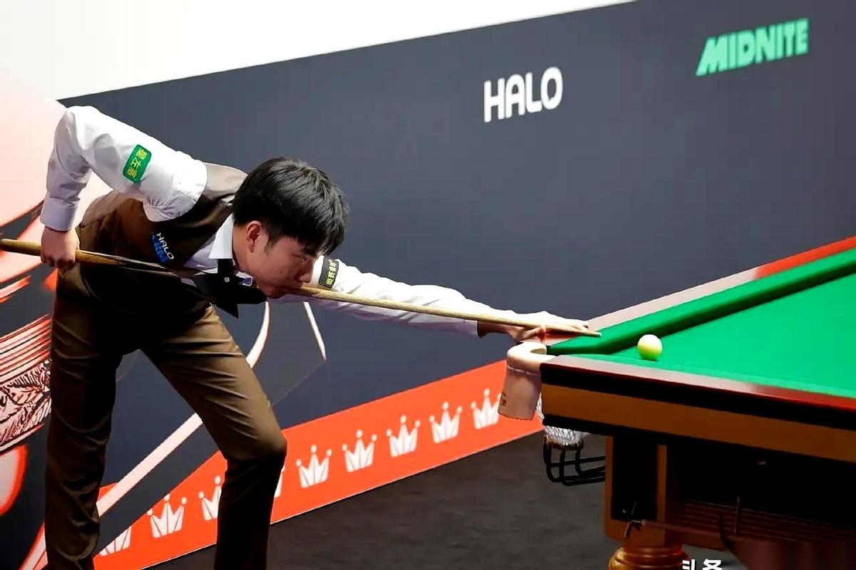 他手里的杆子轻颤，红球滚向袋口，所有人都屏住了呼吸！没进！
现场一片哗然，墨菲眼