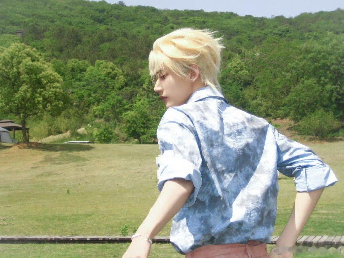 姐姐看了李雾跳舞连夜复合 西装解扣舞姿利落，少年气撞碎心动阈值，姐姐连夜复合太懂