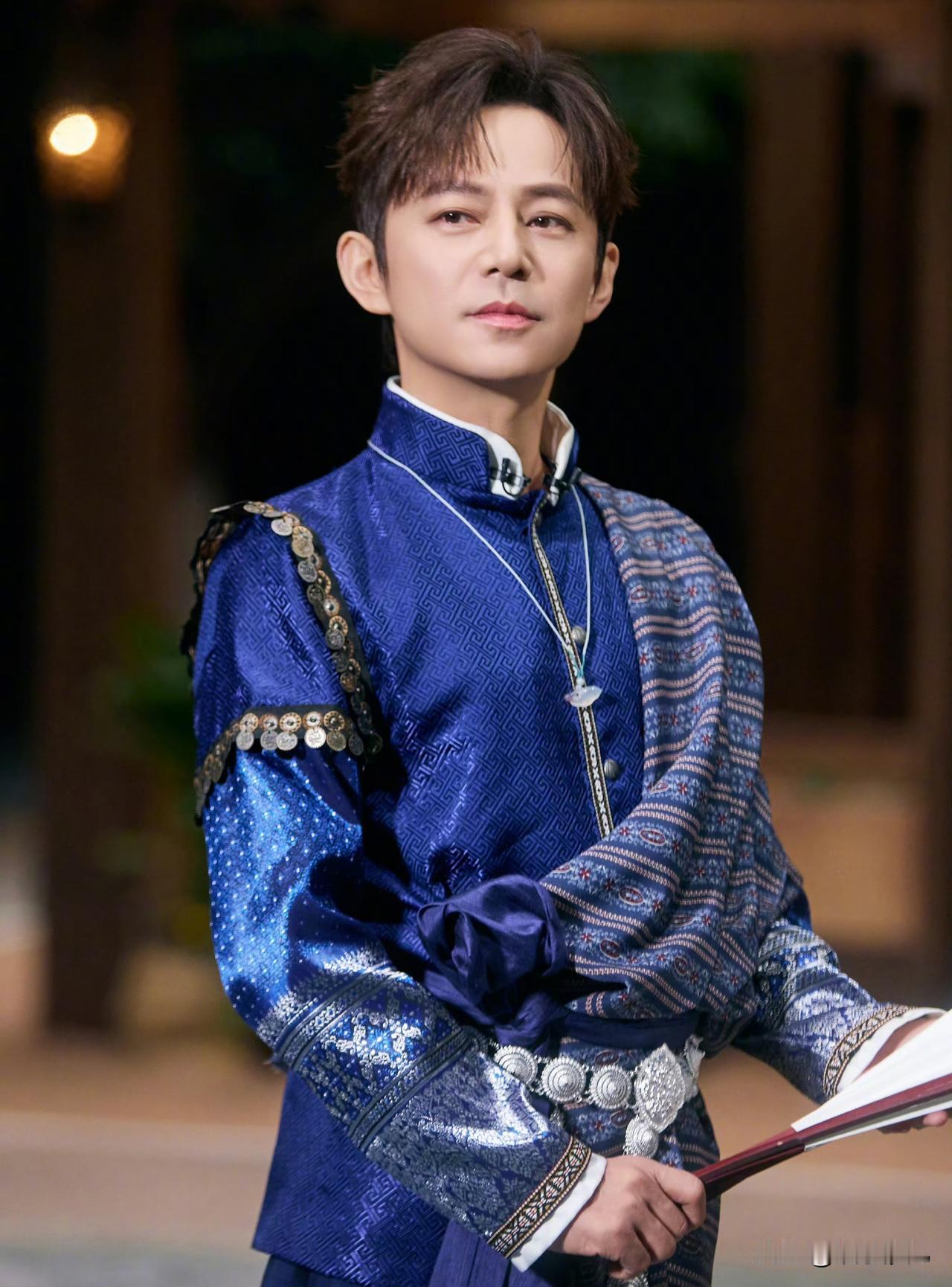 何炅官宣《我们来了》重启


时隔九年，何炅在芒果招商会上亲口念出“我们来了”，