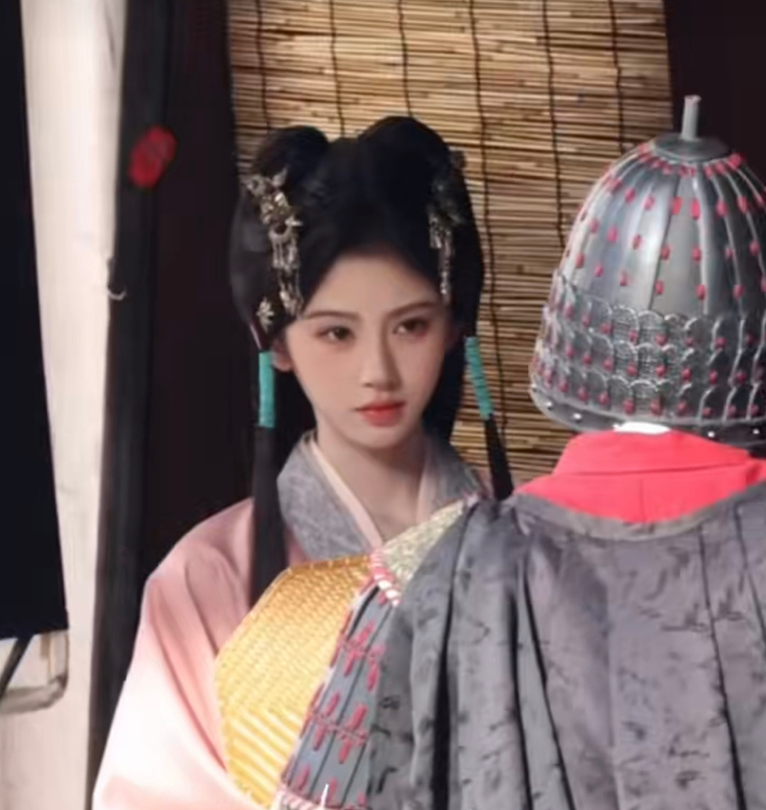 鞠婧祎《万花世界》苏绿夏粉色战国袍路透，甜美又灵动！！