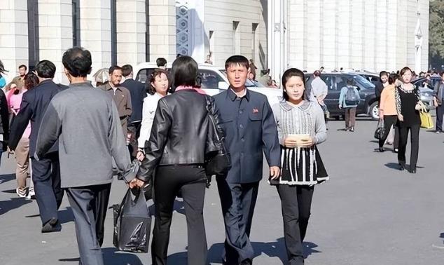 西方等了多少年，就盼着平壤经济崩盘。结果呢？人家不仅没倒下，反而绝地反击，硬生生
