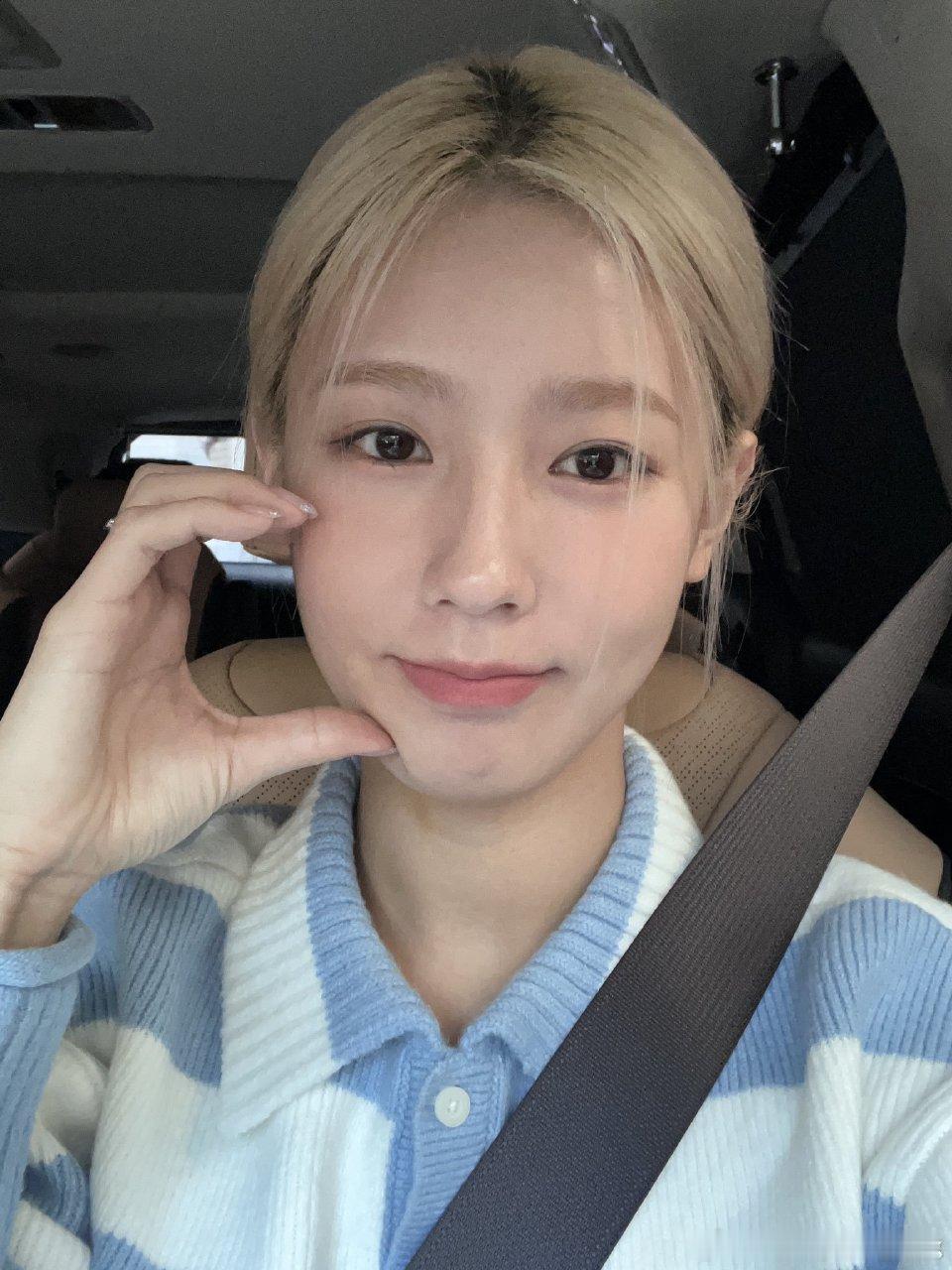 赵美延  捕捉一只爱脸颊比心的公主 