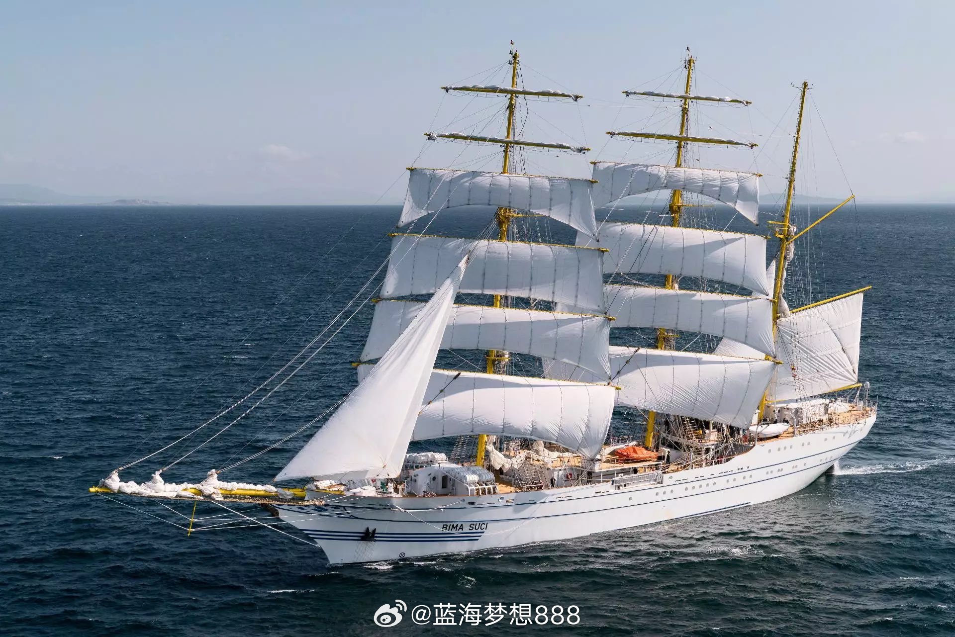 2026 年 5 月 25 日，印度尼西亚海军 “比马苏西” 号风帆训练舰（舷号