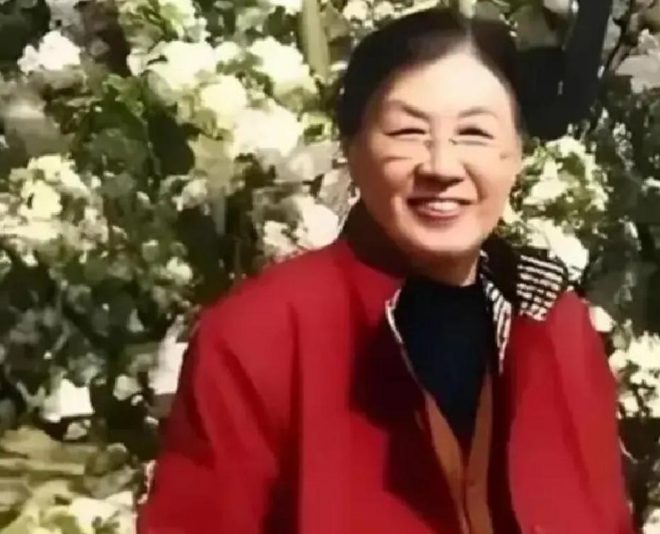 1977年，组织向谢静宜宣布开除党籍的决定时，她从兜里掏出一张泛黄的照片。照片上