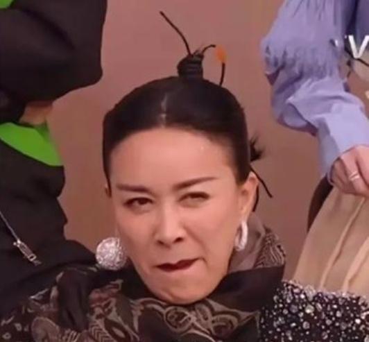 一东瀛艺人在上海的演唱，发生临场停电。这是民间交流的社会性活动，非官方交往安排。