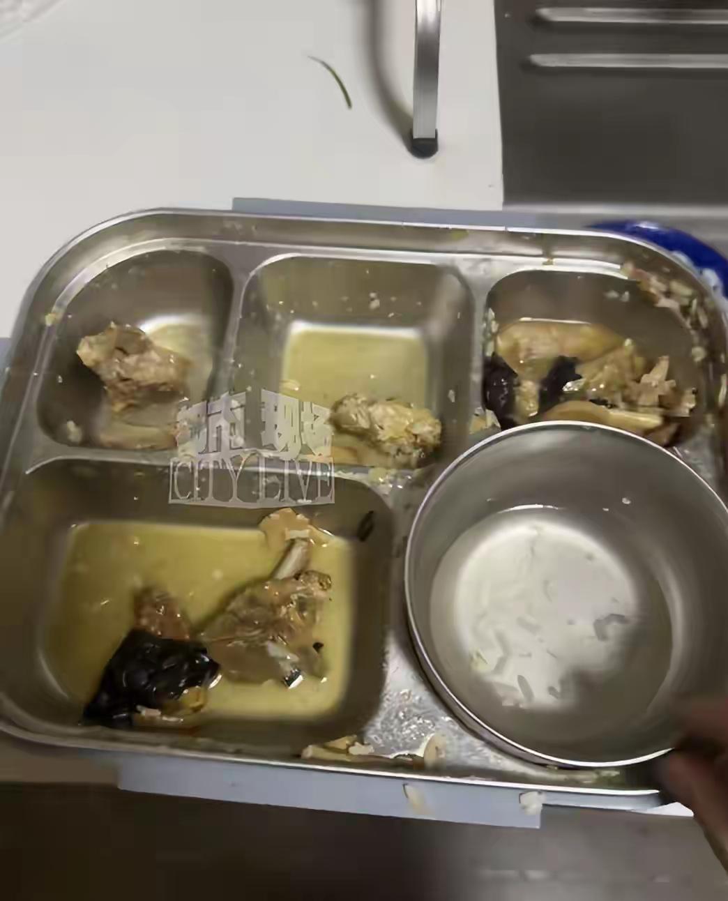 “妈妈，我今天又拎了一路臭饭盒回家。”

江苏徐州一所小学门口，孩子们背着书包走