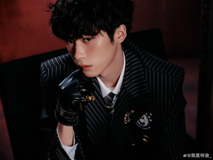 梓渝表达对音乐的坚持，称想这样一直给大家唱下去。简单表述承载真挚情感，让歌声跨越