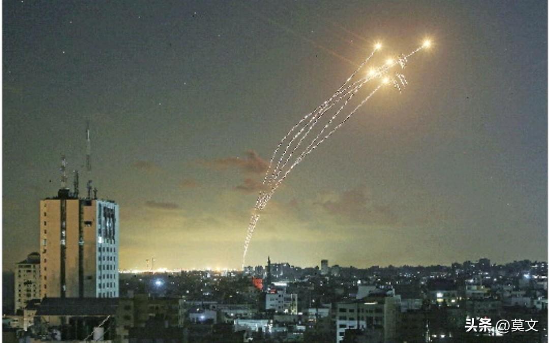 别再猜了！以色列打伊朗，到底有多狠？
 
一句话说透：单点斩首、纵深穿透、体系瘫