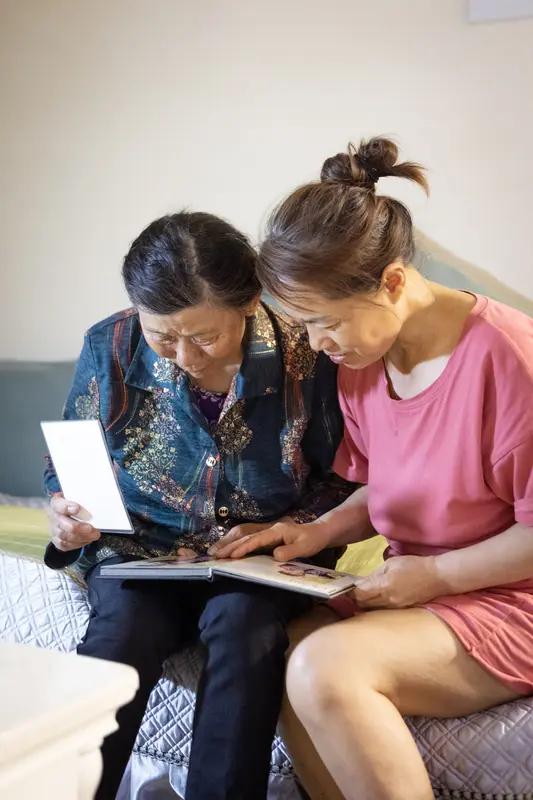 如今婆媳关系真是个热门话题。现在流行“新型婆媳关系”，年轻人主张“各自安好，互不