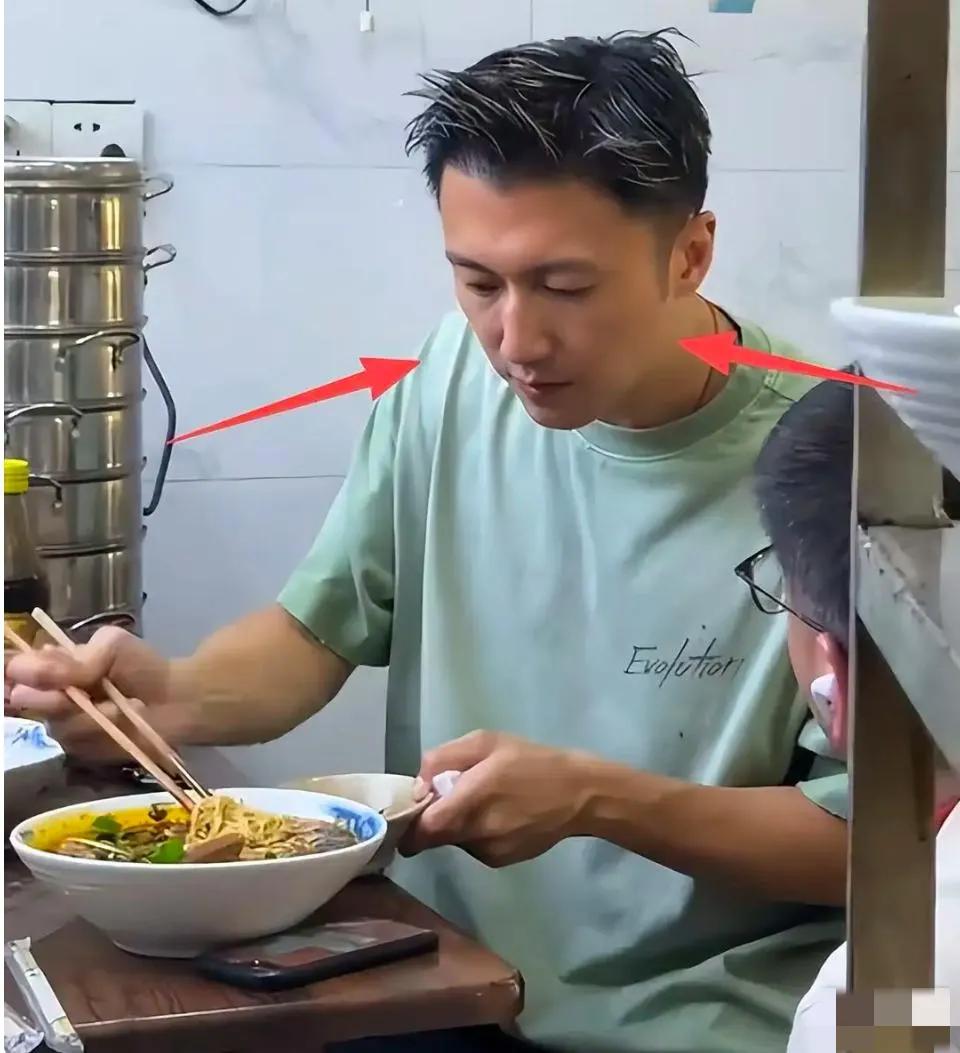 谢霆锋在重庆路边小馆吃面，看上去依旧年轻帅气，潮范儿十足！牛肉面劲道Q弹，怪不得