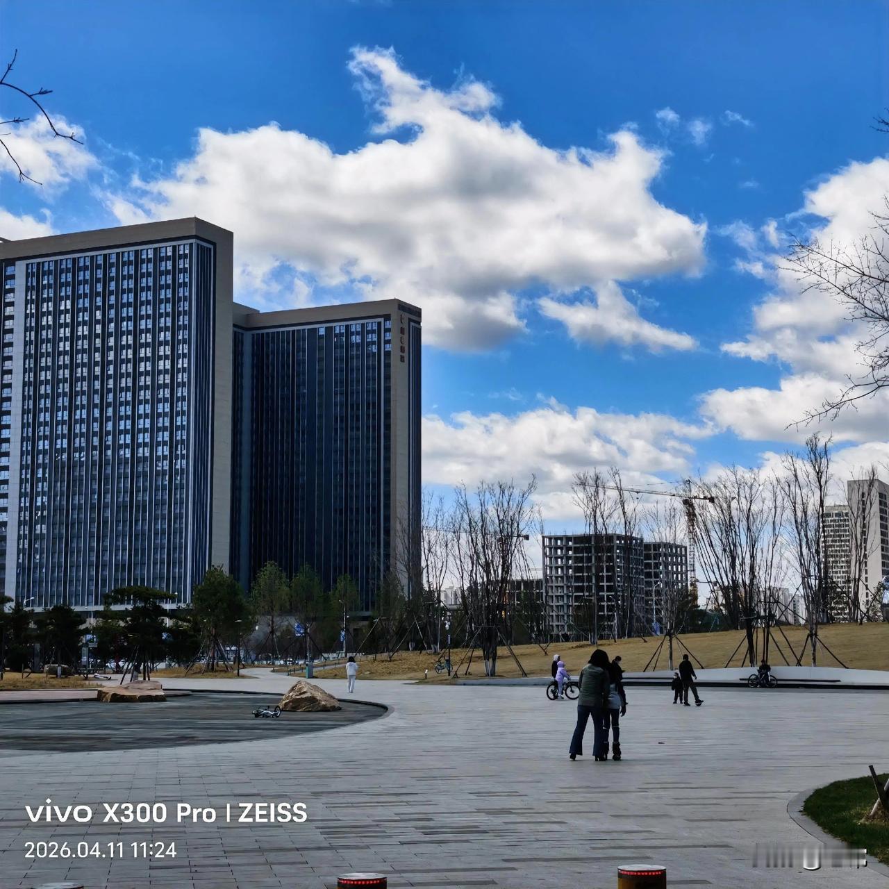 春日的天，晴空万里，云卷云舒，治愈又舒心。
净月中央公园随手拍。
随拍一下所在城