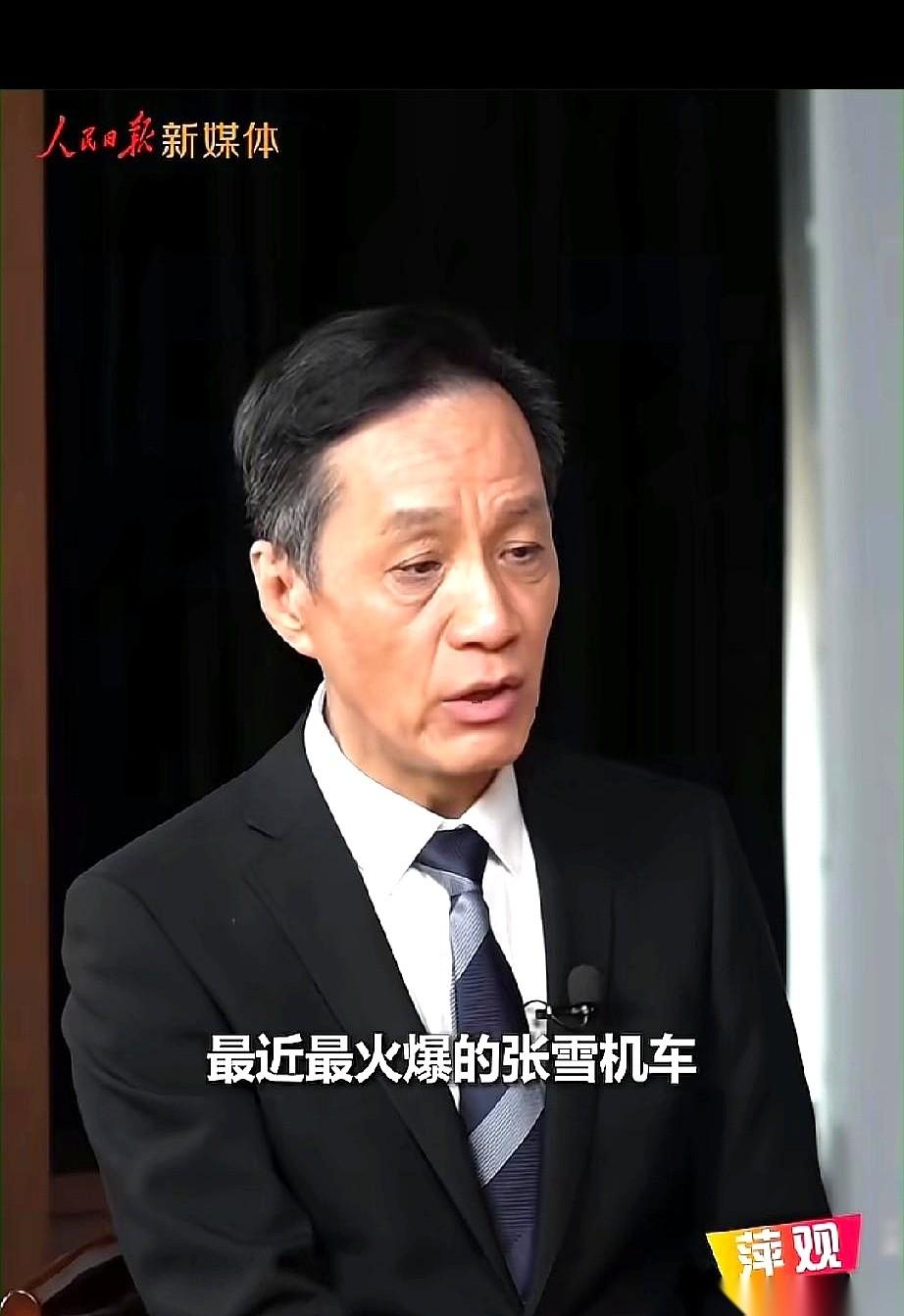 老戏骨冯远征，最近点名夸了一个姑娘，叫张雪。
他说，这姑娘身上最狠的，不是一夜成