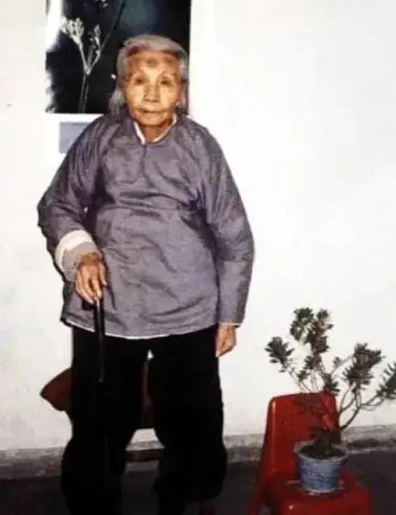 1992年，88岁老奶奶叮嘱孙子说道：我死后，一定要好好保存遗体，将来会出现奇迹