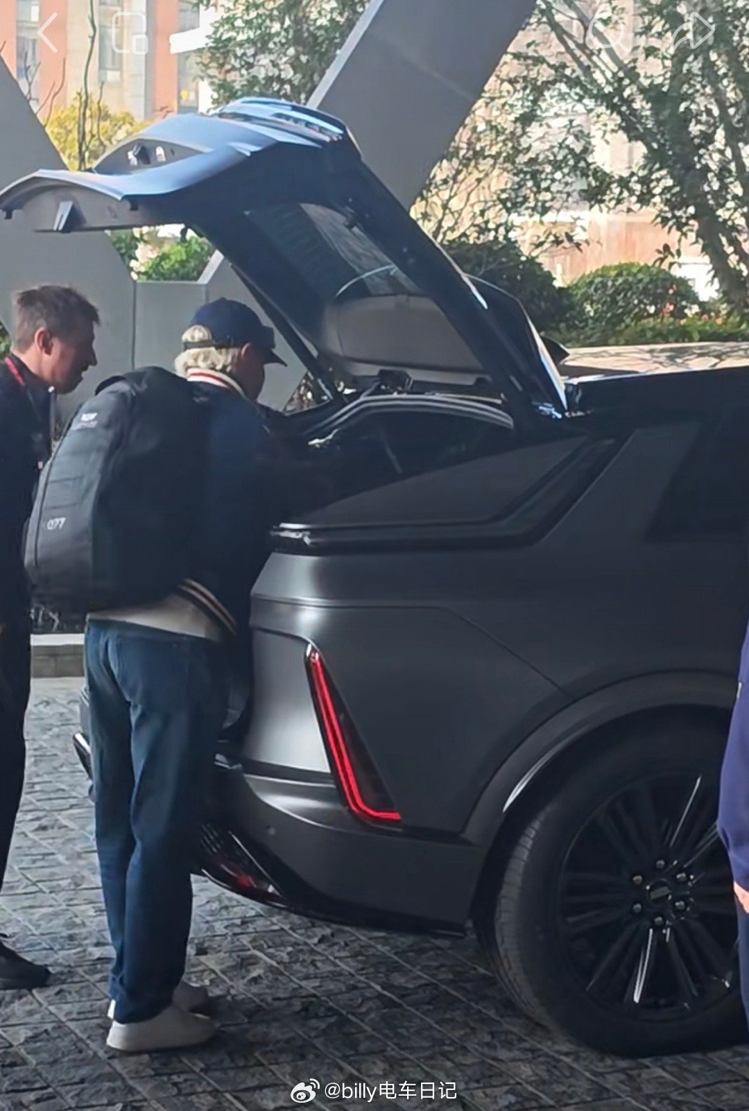 博塔斯把他心爱的自行车塞进了凯迪拉克，看来是要去赛道骑行了2026F1中国大奖赛