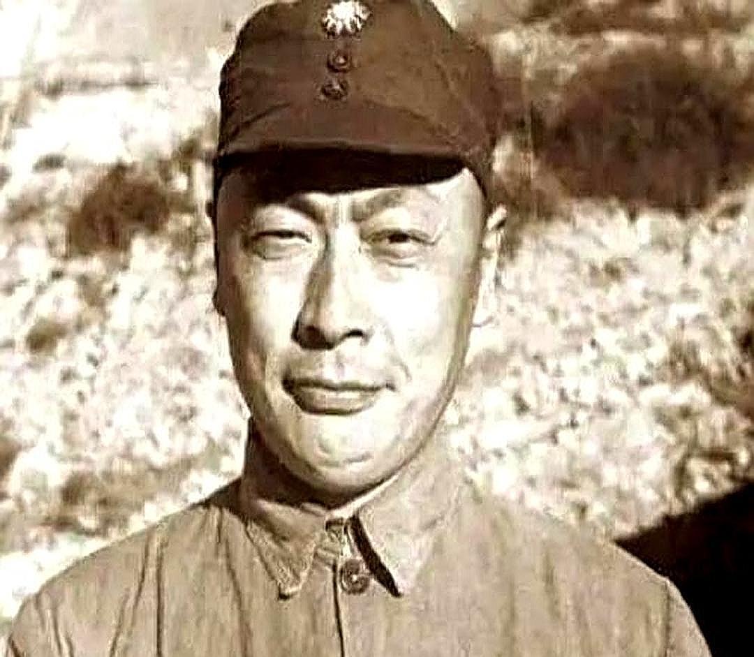 1938年，新四军司令陈世俊去买烟。结账的时候，他不经意看了一眼看店老头的手腕，