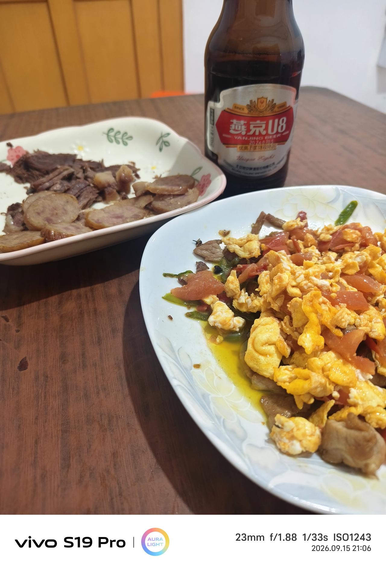 一个人的酒喝的是心情，是感受，快乐与悲伤全装进酒杯，一干而尽……听秋风萧瑟，望星