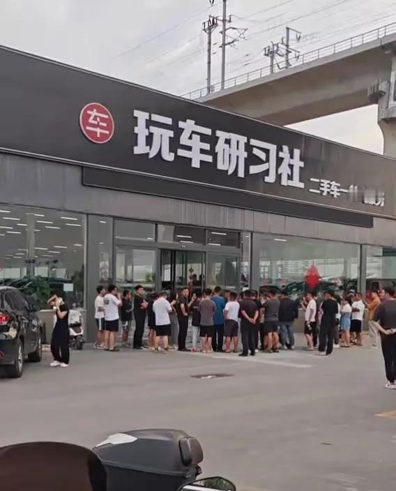 没想到，“狂飙兄弟”这一次也玩脱线了，在
与三个男孩检测中心打假玩车研习社，却踢