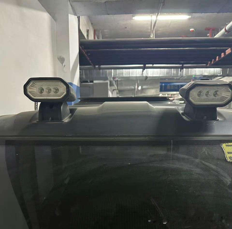 遇到一辆改装后的三轮车，就车顶加这两个大灯，亮度吊打很多汽车的远光灯，在晚上，能