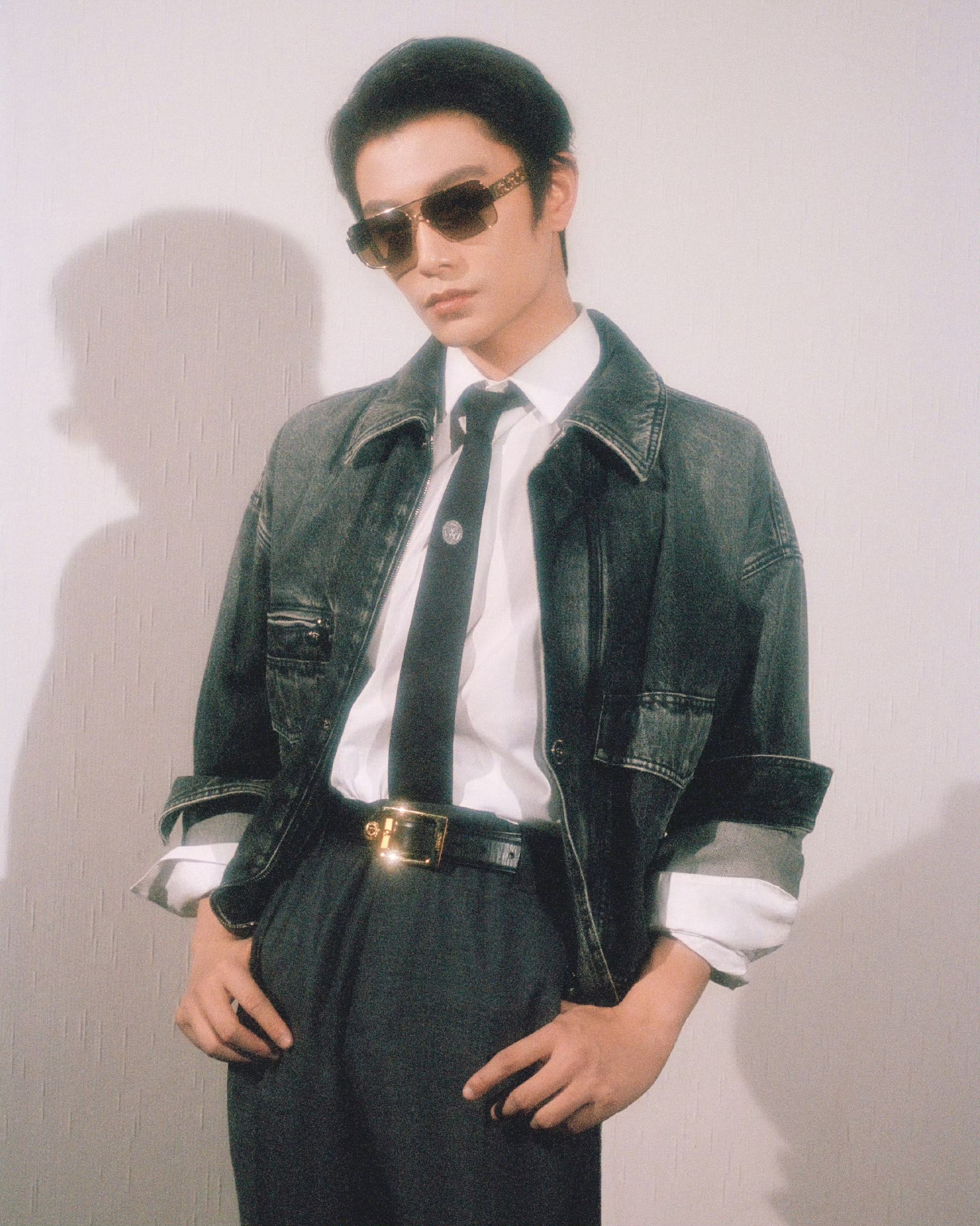 全球代言人丁禹兮出镜VERSACE 2025假日系列广告大片，超季看秀、广告不断