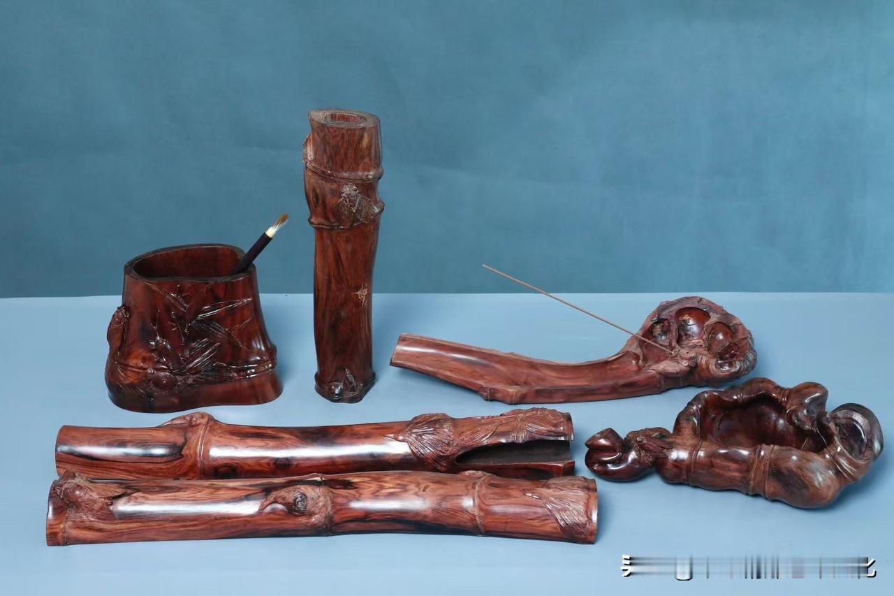 这一套文房器，不张扬，却很耐看。

海南黄花梨油梨老料，纹理流转有致，
像水波，