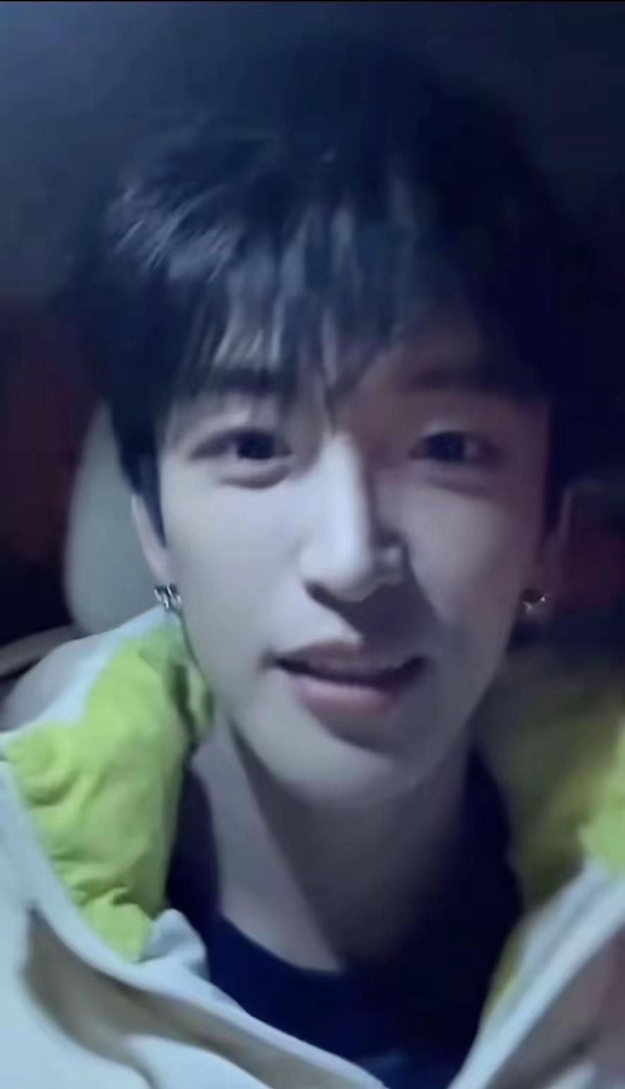 18岁我的择偶标准终于逐渐清晰起来我喜欢眼睛笑起来眉眼弯弯的人 笑起来总是露一排