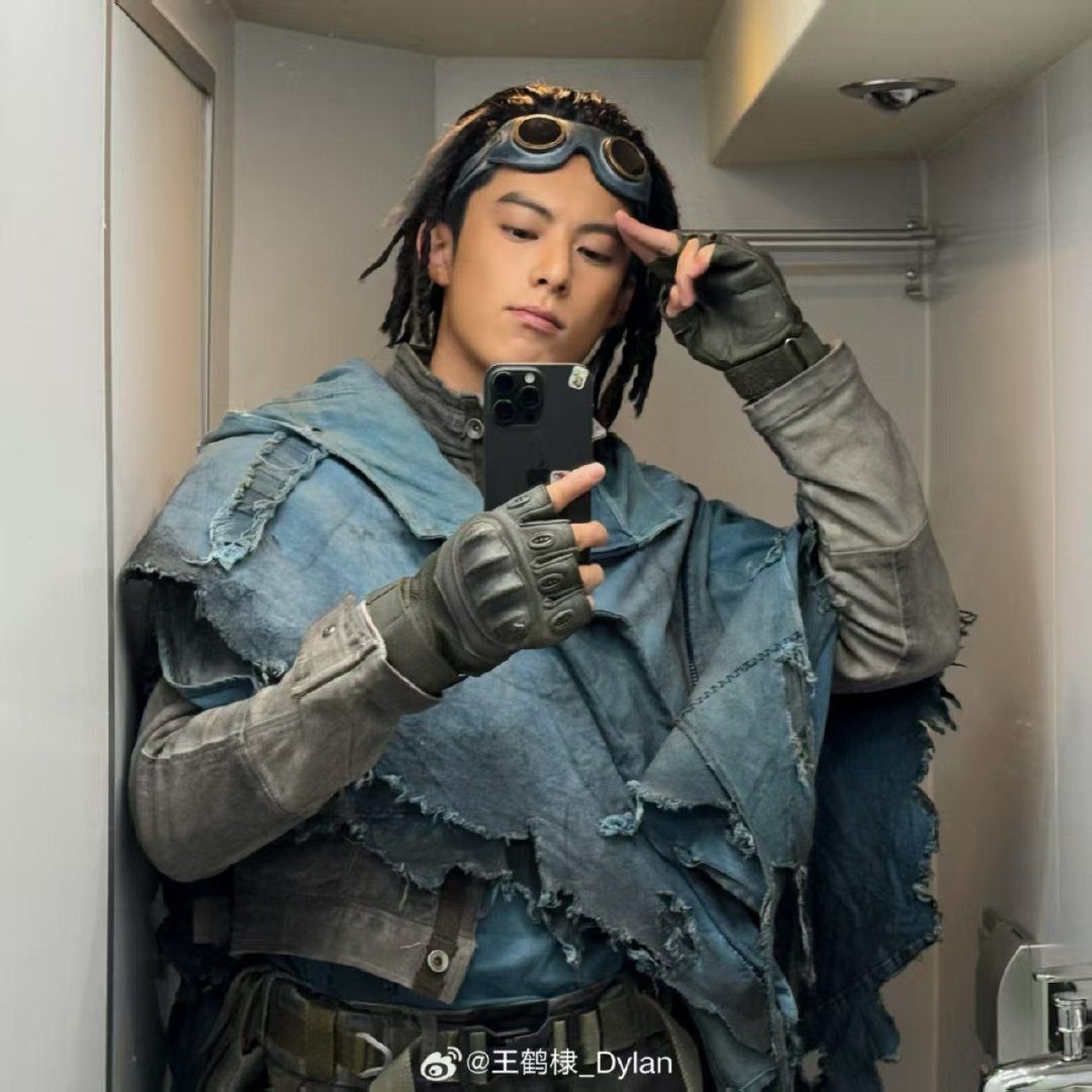 王鹤棣对镜十连拍王鹤棣星河入梦对镜十连拍 王鹤棣晒《星河入梦》造型对镜拍 