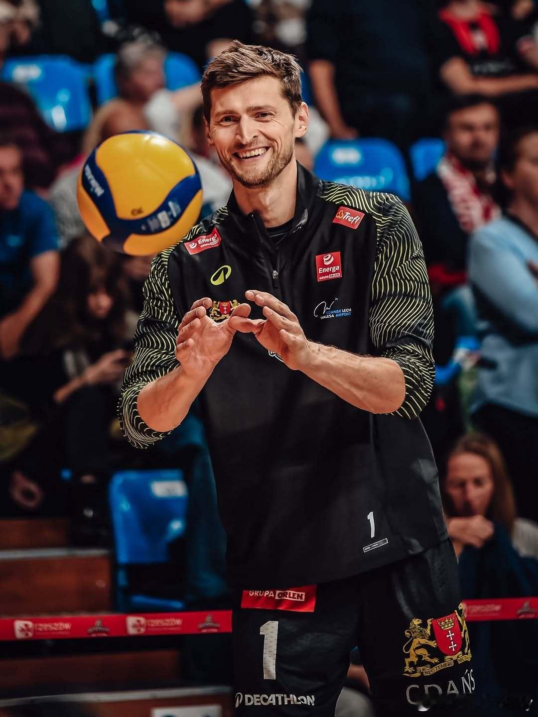 好久不见，皮奥特。38岁的波兰名将副攻诺瓦科夫斯基重返波超赛场，波兰媒体说他已经