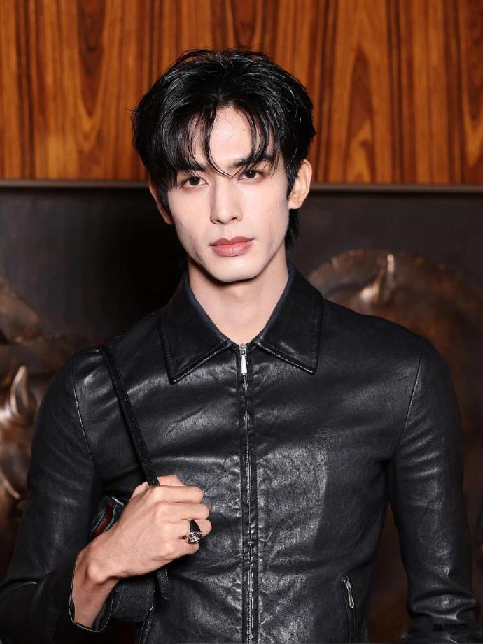 G 社曝光 Gucci 时装周生图，同时释出 Gucci 大秀怼脸生图，生图的真