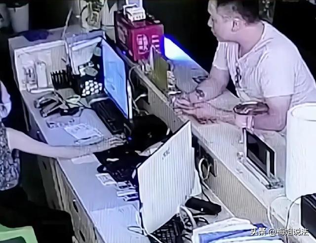 湖北，一个29岁的男子去足浴店消遣，花费300元在里面待了30分钟之后，因为过度