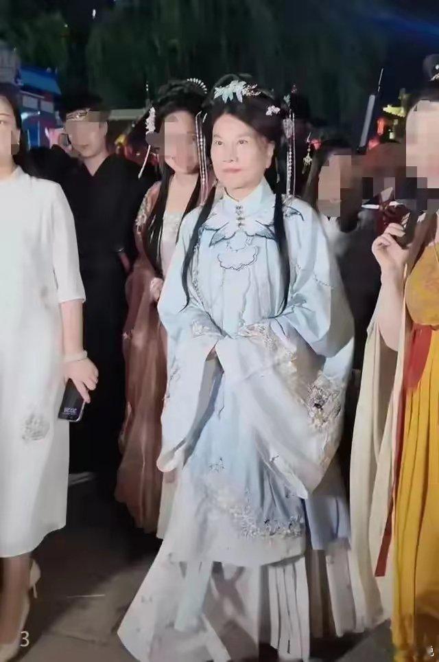 70岁董明珠穿汉服硬扮少女风，铁娘子也有娇羞。对不起，只有炸裂 