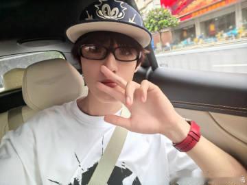 张泽禹又被原唱认证庾澄庆点赞张泽禹《春泥》单人直拍，经典遇上新声，舞台真挚的演绎