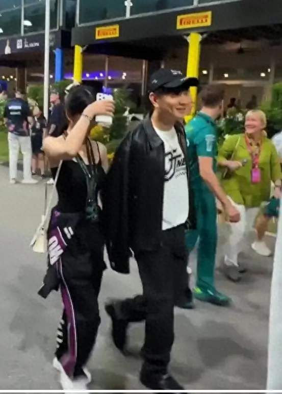 林俊杰一句“别那么紧张”上热搜 21岁女友挡脸他下意识动作藏不住