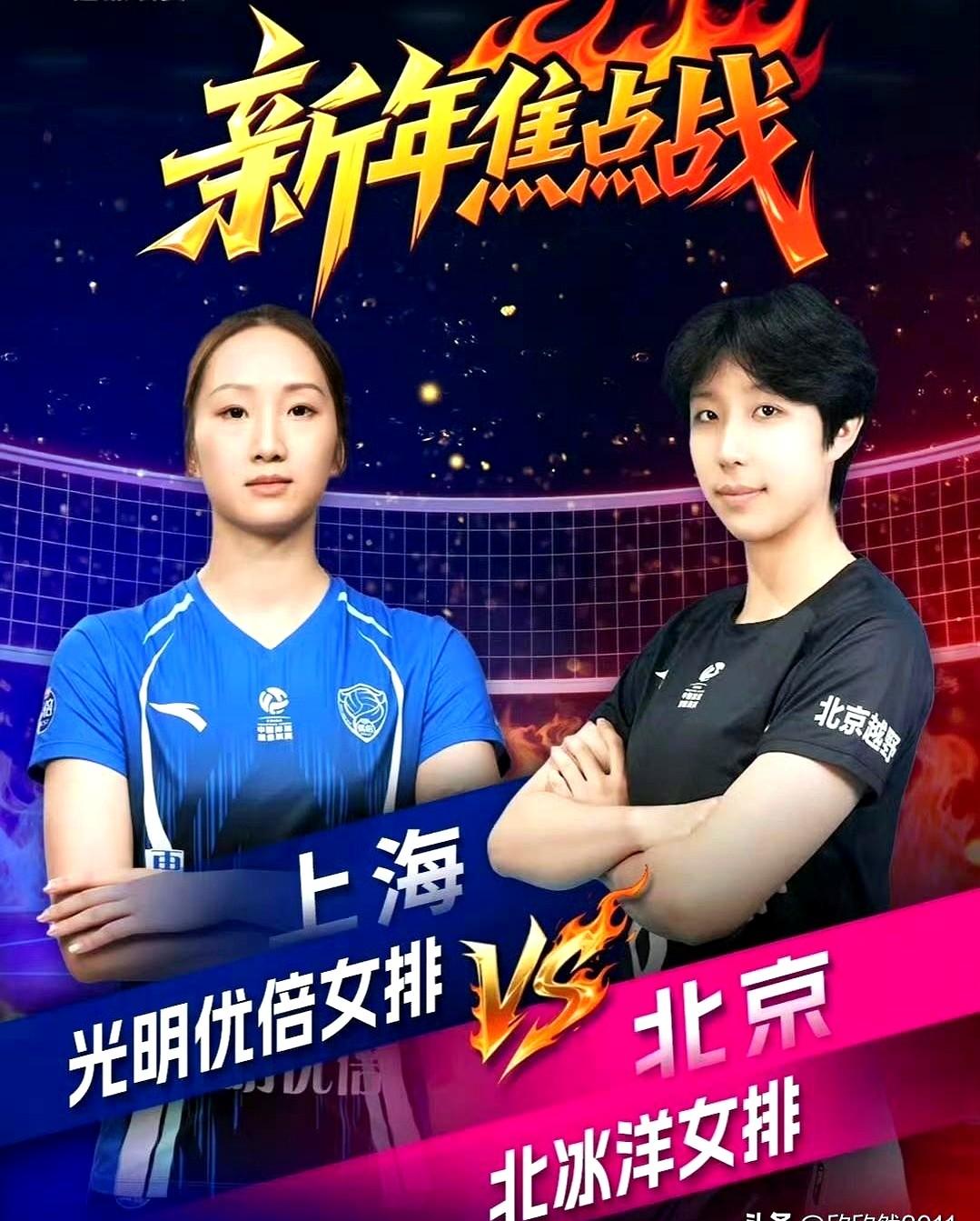 教练全神贯注，却被排球“攻击”三次，说明点到即中危险区。蔡斌站在场边，低头盯着每