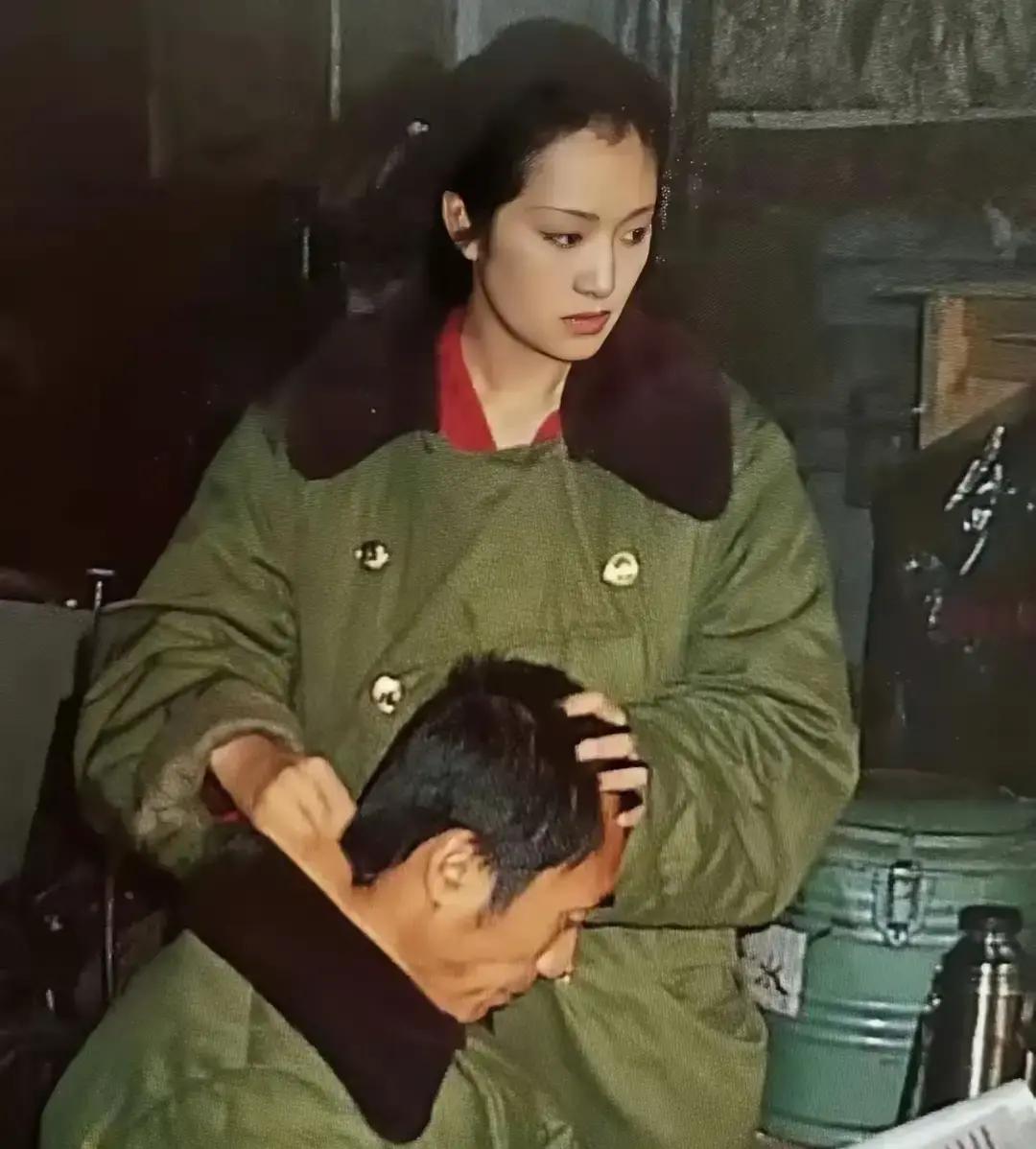 巩俐在戛纳红毯上被外媒追着问张艺谋，她笑着回了句都过去了。

三十多年前俩人拍红