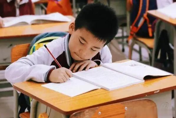 一边是校内严格执行双减，一边是校外培训野蛮生长，这让很多家长感到无所适从！

校