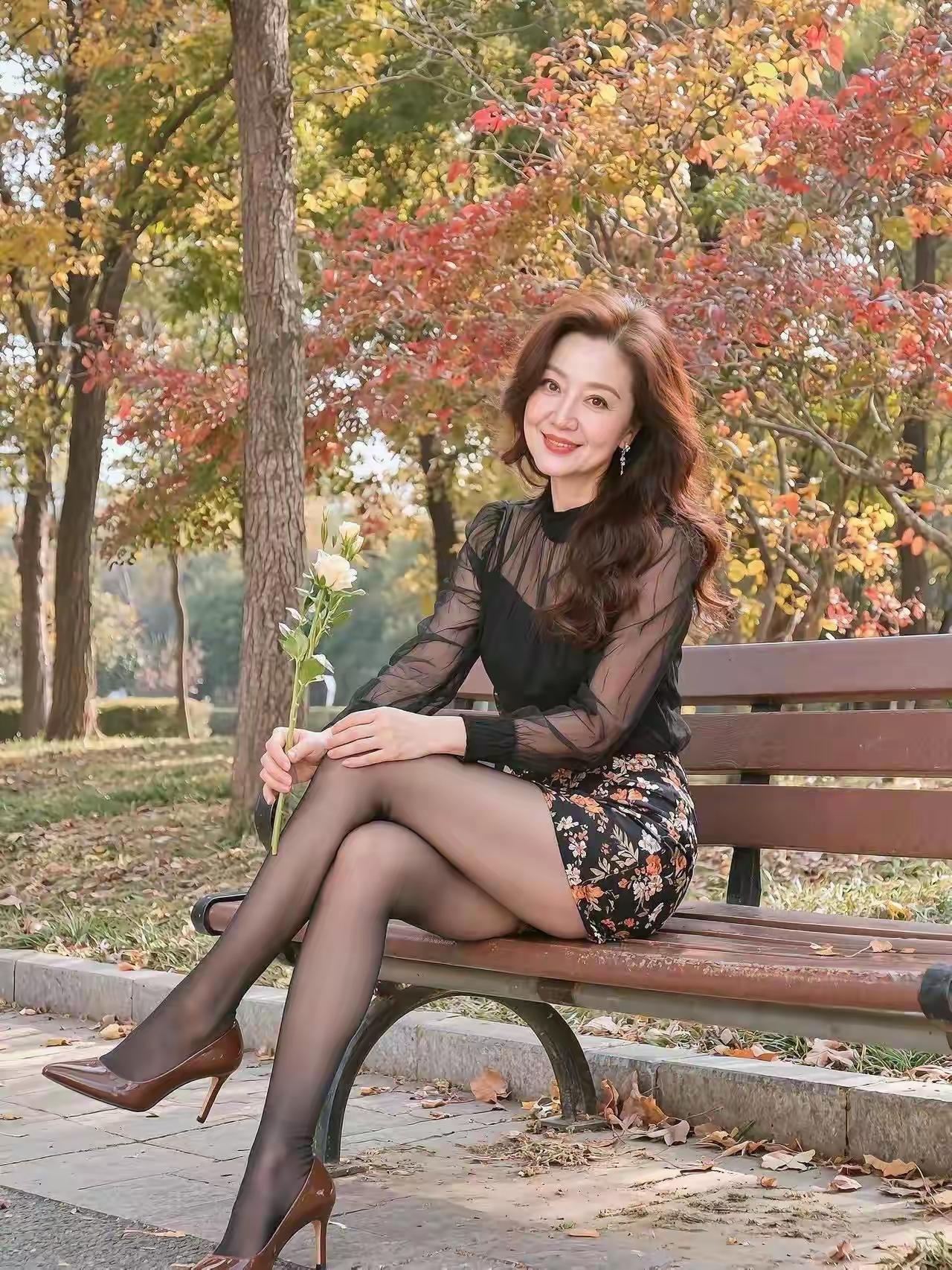 成熟端庄的女性着装，核心是“优雅质感+适度柔化”
 
1. 上衣选“精致有分寸”