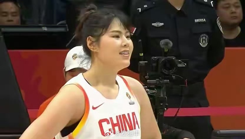 今天中国女篮战胜南苏丹女篮，李月汝在赛后谈到杨力维时，不禁红了眼眶：“今天见到杨