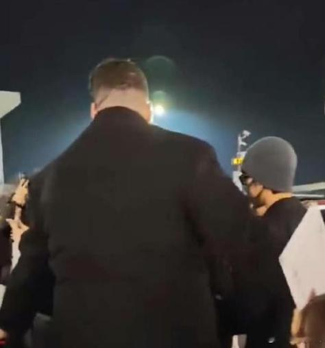 肖战肖战把机场走成秀场了好娇小的战哈哈哈哈哈肖战的保镖