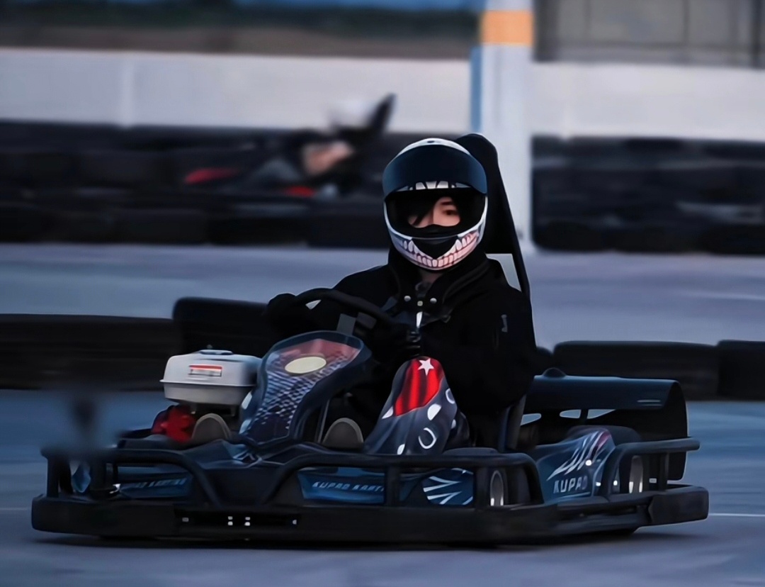 引擎轰鸣，赛道追风🏁亚轩演赛车手一定很酷亚轩这张脸这气质，氛围感直接拿捏啊！不