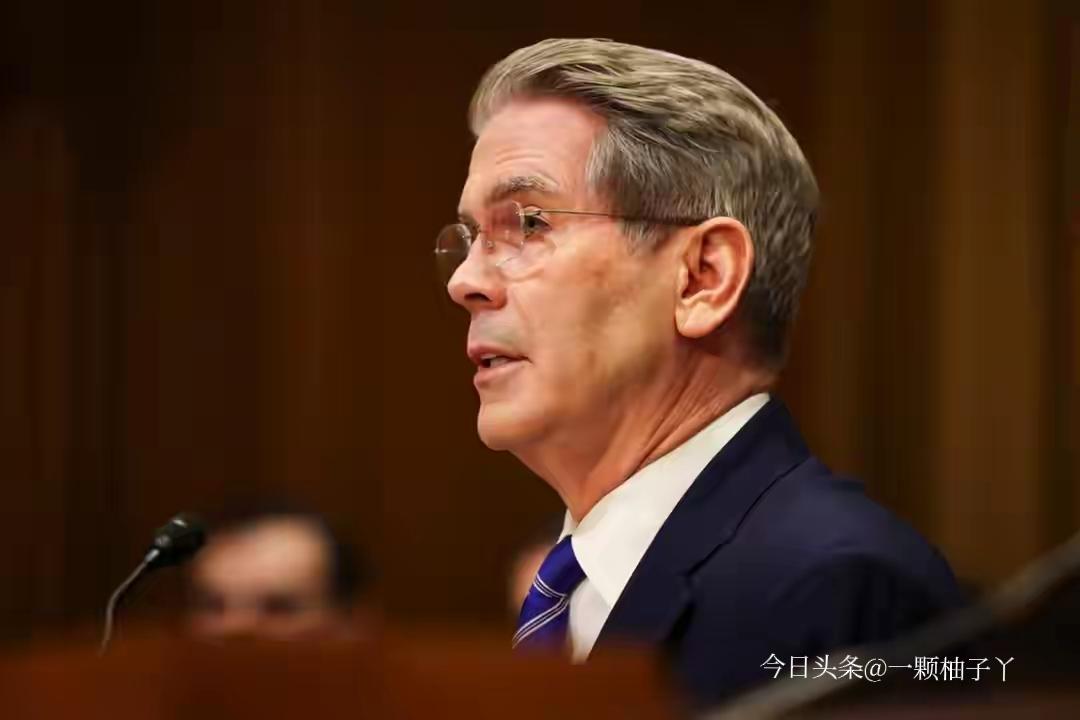 美国财长贝森特最近一番操作，让全球能源圈都看愣了。他公开宣布，未来几天将解除对海