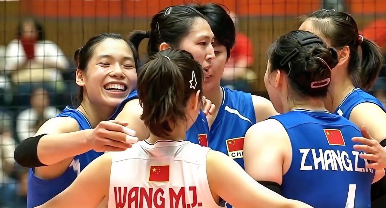 赢了！中国女排在先丢一局、被拖进决胜局的情况下，3比2逆转泰国女排，闯进名古屋亚